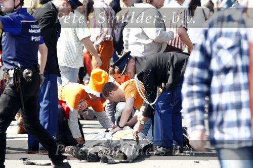 Apeldoorn 30 april 2009
Koninginnedag in Apeldoorn. Een man pleegt een aanslag met zijn auto waarbij meerdere mensen gedood worden. De koninklijke familie was het doelwit maar bleef ongedeerd bij ongeluk.
Peter Smulders bv