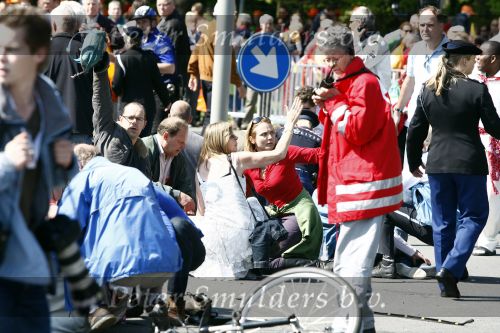 Apeldoorn 30 april 2009
Koninginnedag in Apeldoorn. Een man pleegt een aanslag met zijn auto waarbij meerdere mensen gedood worden. De koninklijke familie was het doelwit maar bleef ongedeerd bij ongeluk.
Peter Smulders bv