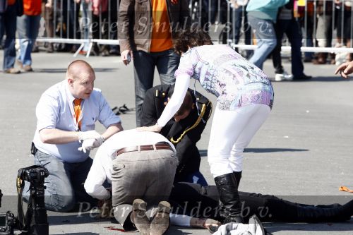 Apeldoorn 30 april 2009
Koninginnedag in Apeldoorn. Een man pleegt een aanslag met zijn auto waarbij meerdere mensen gedood worden. De koninklijke familie was het doelwit maar bleef ongedeerd bij ongeluk.
Peter Smulders bv