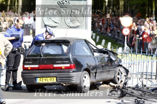 Apeldoorn 30 april 2009
Koninginnedag in Apeldoorn. Een man pleegt een aanslag met zijn auto waarbij meerdere mensen gedood worden. De koninklijke familie was het doelwit maar bleef ongedeerd bij ongeluk.
Peter Smulders bv