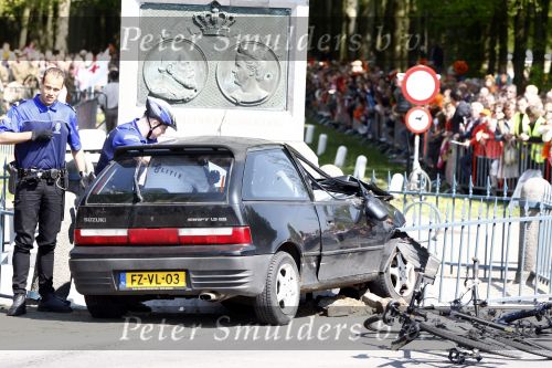 Apeldoorn 30 april 2009
Koninginnedag in Apeldoorn. Een man pleegt een aanslag met zijn auto waarbij meerdere mensen gedood worden. De koninklijke familie was het doelwit maar bleef ongedeerd bij ongeluk.
Peter Smulders bv