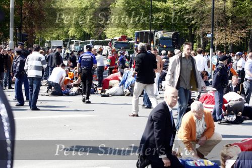 Apeldoorn 30 april 2009
Koninginnedag in Apeldoorn. Een man pleegt een aanslag met zijn auto waarbij meerdere mensen gedood worden. De koninklijke familie was het doelwit maar bleef ongedeerd bij ongeluk.
Peter Smulders bv