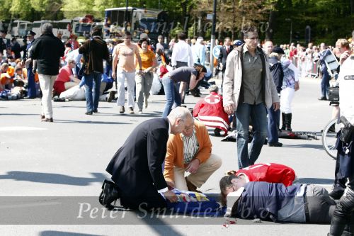 Apeldoorn 30 april 2009
Koninginnedag in Apeldoorn. Een man pleegt een aanslag met zijn auto waarbij meerdere mensen gedood worden. De koninklijke familie was het doelwit maar bleef ongedeerd bij ongeluk.
Peter Smulders bv