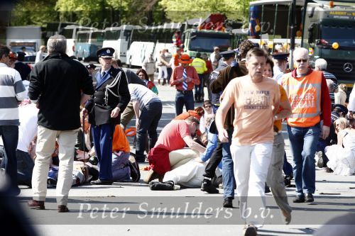 Apeldoorn 30 april 2009
Koninginnedag in Apeldoorn. Een man pleegt een aanslag met zijn auto waarbij meerdere mensen gedood worden. De koninklijke familie was het doelwit maar bleef ongedeerd bij ongeluk.
Peter Smulders bv