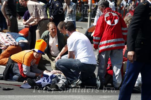 Apeldoorn 30 april 2009
Koninginnedag in Apeldoorn. Een man pleegt een aanslag met zijn auto waarbij meerdere mensen gedood worden. De koninklijke familie was het doelwit maar bleef ongedeerd bij ongeluk.
Peter Smulders bv