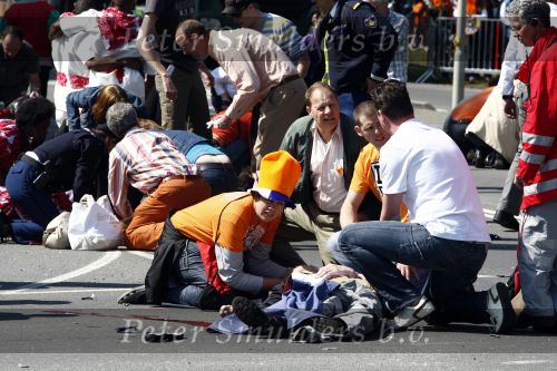Apeldoorn 30 april 2009
Koninginnedag in Apeldoorn. Een man pleegt een aanslag met zijn auto waarbij meerdere mensen gedood worden. De koninklijke familie was het doelwit maar bleef ongedeerd bij ongeluk.
Peter Smulders bv