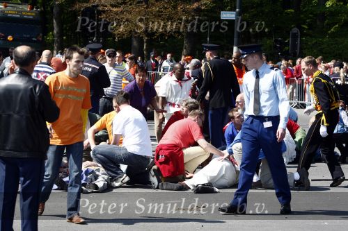 Apeldoorn 30 april 2009
Koninginnedag in Apeldoorn. Een man pleegt een aanslag met zijn auto waarbij meerdere mensen gedood worden. De koninklijke familie was het doelwit maar bleef ongedeerd bij ongeluk.
Peter Smulders bv