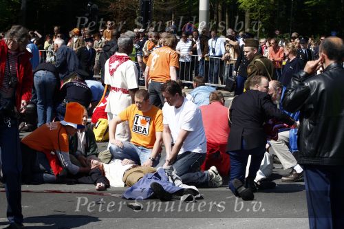 Apeldoorn 30 april 2009
Koninginnedag in Apeldoorn. Een man pleegt een aanslag met zijn auto waarbij meerdere mensen gedood worden. De koninklijke familie was het doelwit maar bleef ongedeerd bij ongeluk.
Peter Smulders bv