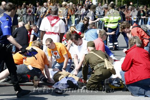 Apeldoorn 30 april 2009
Koninginnedag in Apeldoorn. Een man pleegt een aanslag met zijn auto waarbij meerdere mensen gedood worden. De koninklijke familie was het doelwit maar bleef ongedeerd bij ongeluk.
Peter Smulders bv