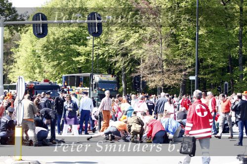 Apeldoorn 30 april 2009
Koninginnedag in Apeldoorn. Een man pleegt een aanslag met zijn auto waarbij meerdere mensen gedood worden. De koninklijke familie was het doelwit maar bleef ongedeerd bij ongeluk.
Peter Smulders bv