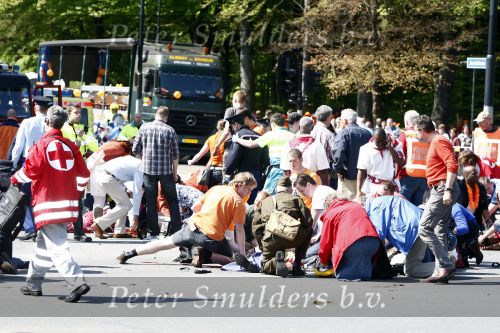 Apeldoorn 30 april 2009
Koninginnedag in Apeldoorn. Een man pleegt een aanslag met zijn auto waarbij meerdere mensen gedood worden. De koninklijke familie was het doelwit maar bleef ongedeerd bij ongeluk.
Peter Smulders bv