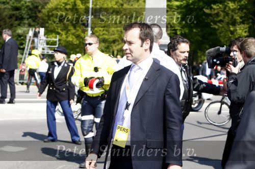 Apeldoorn 30 april 2009
Koninginnedag in Apeldoorn. Een man pleegt een aanslag met zijn auto waarbij meerdere mensen gedood worden. De koninklijke familie was het doelwit maar bleef ongedeerd bij ongeluk.
Peter Smulders bv