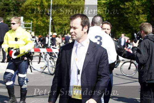 Apeldoorn 30 april 2009
Koninginnedag in Apeldoorn. Een man pleegt een aanslag met zijn auto waarbij meerdere mensen gedood worden. De koninklijke familie was het doelwit maar bleef ongedeerd bij ongeluk.
Peter Smulders bv