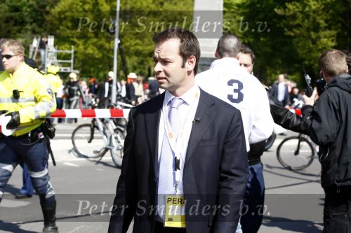 Apeldoorn 30 april 2009
Koninginnedag in Apeldoorn. Een man pleegt een aanslag met zijn auto waarbij meerdere mensen gedood worden. De koninklijke familie was het doelwit maar bleef ongedeerd bij ongeluk.
Peter Smulders bv