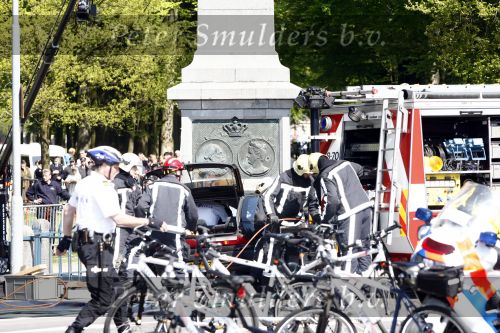 Apeldoorn 30 april 2009
Koninginnedag in Apeldoorn. Een man pleegt een aanslag met zijn auto waarbij meerdere mensen gedood worden. De koninklijke familie was het doelwit maar bleef ongedeerd bij ongeluk.
Peter Smulders bv