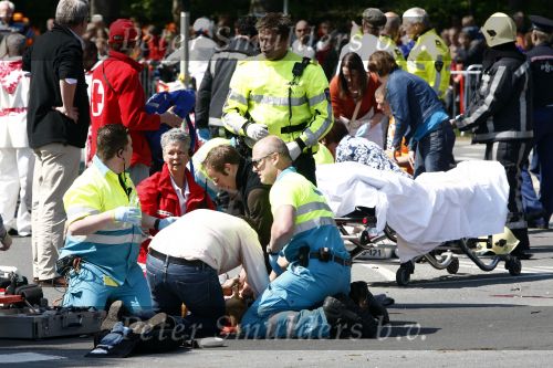 Apeldoorn 30 april 2009
Koninginnedag in Apeldoorn. Een man pleegt een aanslag met zijn auto waarbij meerdere mensen gedood worden. De koninklijke familie was het doelwit maar bleef ongedeerd bij ongeluk.
Peter Smulders bv