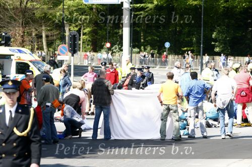 Apeldoorn 30 april 2009
Koninginnedag in Apeldoorn. Een man pleegt een aanslag met zijn auto waarbij meerdere mensen gedood worden. De koninklijke familie was het doelwit maar bleef ongedeerd bij ongeluk.
Peter Smulders bv