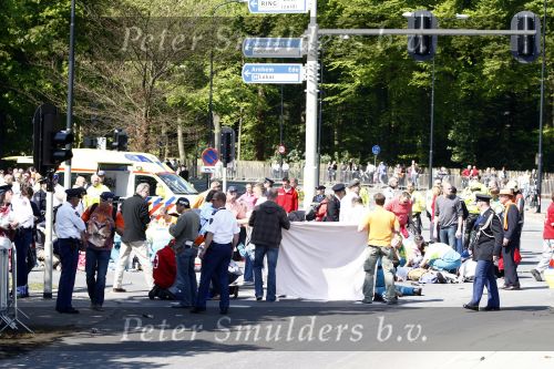 Apeldoorn 30 april 2009
Koninginnedag in Apeldoorn. Een man pleegt een aanslag met zijn auto waarbij meerdere mensen gedood worden. De koninklijke familie was het doelwit maar bleef ongedeerd bij ongeluk.
Peter Smulders bv