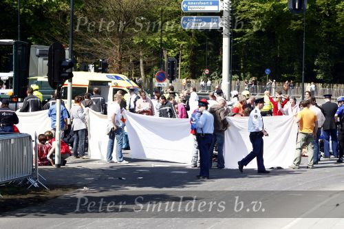 Apeldoorn 30 april 2009
Koninginnedag in Apeldoorn. Een man pleegt een aanslag met zijn auto waarbij meerdere mensen gedood worden. De koninklijke familie was het doelwit maar bleef ongedeerd bij ongeluk.
Peter Smulders bv