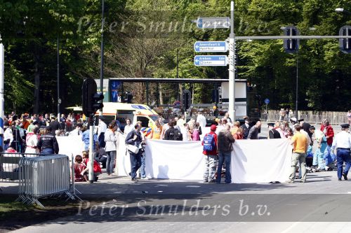 Apeldoorn 30 april 2009
Koninginnedag in Apeldoorn. Een man pleegt een aanslag met zijn auto waarbij meerdere mensen gedood worden. De koninklijke familie was het doelwit maar bleef ongedeerd bij ongeluk.
Peter Smulders bv