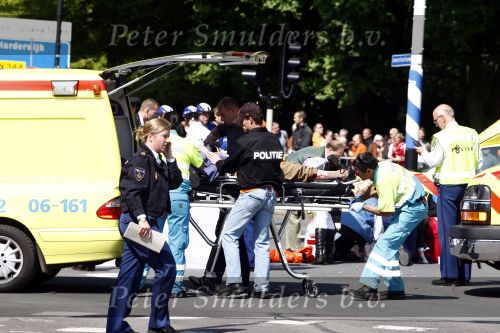Apeldoorn 30 april 2009
Koninginnedag in Apeldoorn. Een man pleegt een aanslag met zijn auto waarbij meerdere mensen gedood worden. De koninklijke familie was het doelwit maar bleef ongedeerd bij ongeluk.
Peter Smulders bv