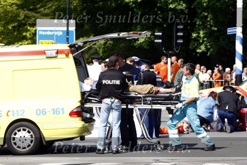 Apeldoorn 30 april 2009
Koninginnedag in Apeldoorn. Een man pleegt een aanslag met zijn auto waarbij meerdere mensen gedood worden. De koninklijke familie was het doelwit maar bleef ongedeerd bij ongeluk.
Peter Smulders bv