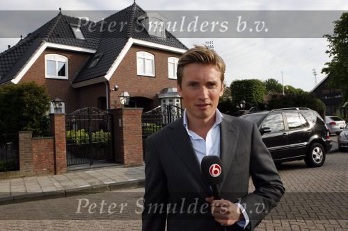 Volendam 19 mei 2009
Vandaag werd bekend gemaakt dat Yolanthe Cabau v Kasbergen en Jan smit na 2 en een half jaar hun relatie hebben verbroken. Voor hun huis stond veel pers en fans. Koos SBS6
Peter Smulders bv