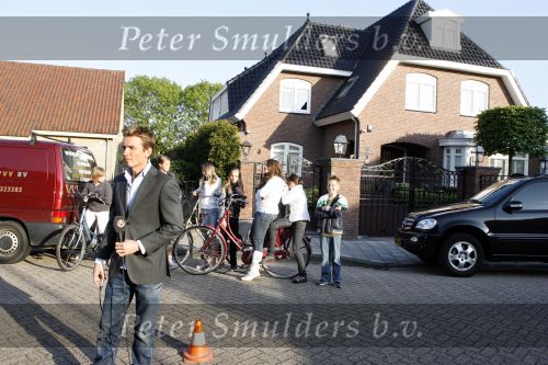 Volendam 19 mei 2009
Vandaag werd bekend gemaakt dat Yolanthe Cabau v Kasbergen en Jan smit na 2 en een half jaar hun relatie hebben verbroken. Voor hun huis stond veel pers en fans. Koos SBS6
Peter Smulders bv