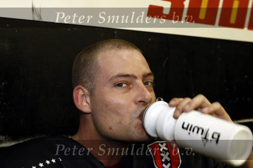 Amsterdam 21 maart 2009
RTL ewn SBS 6 ijshockeyen tegen elkaar op de Jaap Eden baan. lange Frans
Peter Smulders bv