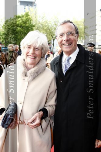 Utrecht 28 april 2009
Pieter v Vollenhoven viert zijn 70e verjaardag in het Beatrix theater in Utrecht. Laurens Jan Brinkhorst met zijn vrouw
Peter Smulders bv