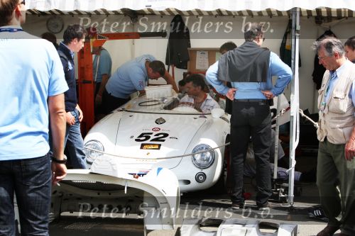 Le Mans, 12 Juli 2008
Le Mans Classic 2008
Montage nieuwe motor in auto van Jan Lammers