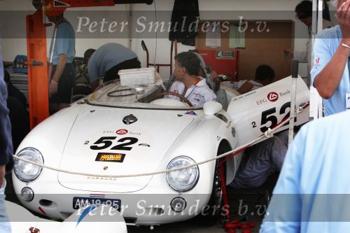 Le Mans, 12 Juli 2008
Le Mans Classic 2008
Montage nieuwe motor in auto van Jan Lammers