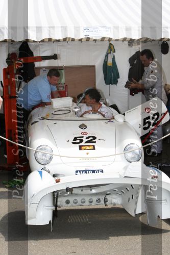 Le Mans, 12 Juli 2008
Le Mans Classic 2008
Montage nieuwe motor in auto van Jan Lammers