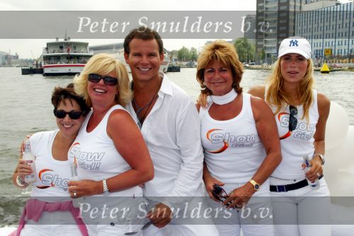 Amsterdam 2 augustus 2003
gay parade door de amsterdamse grachten.
estelle gullit , Christine Kroonenberg en Leco v Zadelhoff
Bart Ettekoven
ellemieke vermolen en yorinde moll