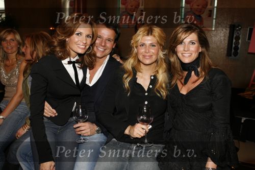 Ouderkerk aan de Amstel 3 april 2006
Presentatie boek Leontine Borsato in restaurant Lute.
Leontine en Danielle Overgaag Estelle Gullit en Leco v Zadelhoff