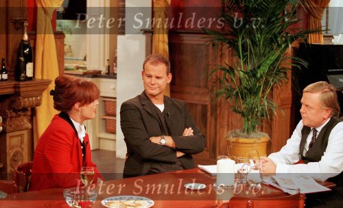 Amsterdam, 3 oktober 1998
De eerste talkshow van Harry Mens, hier in gesprek met Prive-verslaggeefster Barbara Plugge en vigagist Leco v Zadelhoff opgenomen in de \