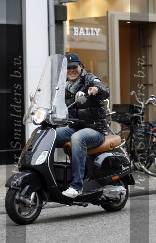 Amsterdam 6 februari 2007
Leco v Zadelhoff op vespa scooter op de pc hootstraat.