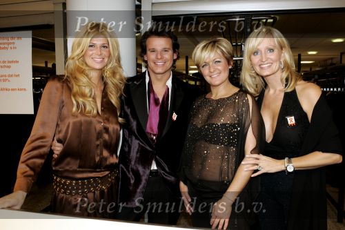 Amsterdam 8 december 2005
VIP avond miljonairs fair in Rai.
Leco v Zadelhoff Estelle Gullit Natasja Froger en Caroline Tensen achter garderobe voor orange babies