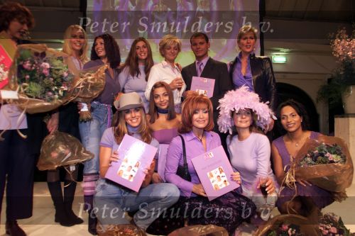 Naarden Vesting 1-11-1999
Uitreiking boek van Leco v Zadelhoff in het Arsenaal in Naarden Vesting
Leoc tussen Leontine Ruiters, Danielle Overgaag, Caroline Tensen,Georgina Verbaan, Paulien huinga en Marisca Hulscher