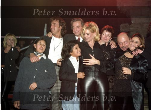 Zundert,12 Januari 1997 Nieuwjaarsfeest Free Record.
Officieel de eerste ontmoeting tussen Marco Borsato en Leontine Ruiters, inmiddels Leontine Borsato ( geheel links op de foto Leco v Zadelhoff om maar enigzins de indruk te wekken dat er nog niets aan de hand is tussen hun beiden ) Verder Vanessa ( Connie Breukhoven en Hans Breukhoven met hun kinderen Marvin Breukhoven, Shanne Breukhoven en Constance Breukhoven
