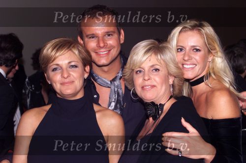 AMSTERDAM 12 OKTOBER 2001
UITREIKING VAN DE TELEVIZIERRING IN THE HEINEKEN MUSIC HALL. 
Caroline Tensen met haar vriendin Claudia en Leco Zadelhoff
