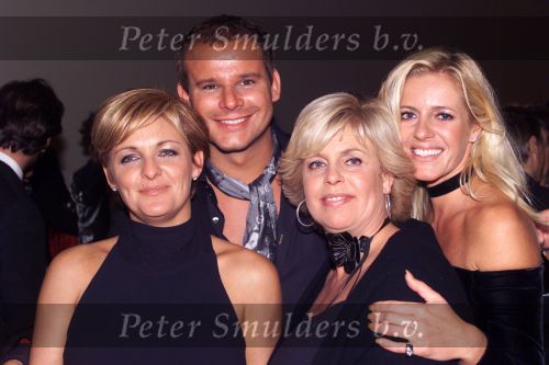 AMSTERDAM 12 OKTOBER 2001
UITREIKING VAN DE TELEVIZIERRING IN THE HEINEKEN MUSIC HALL. 
Caroline Tensen met haar vriendin Claudia en Leco Zadelhoff
