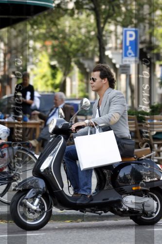 Amsterdam 14 september 2006
Leco v Zadelhoff op vespa scooter