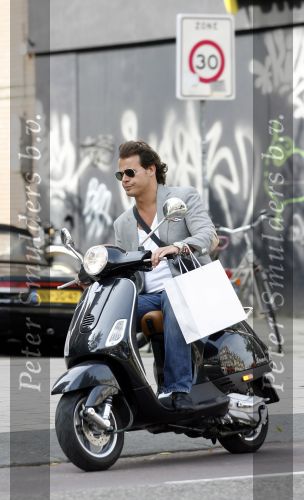 Amsterdam 14 september 2006
Leco v Zadelhoff op vespa scooter