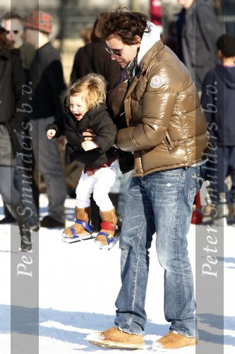 Amsterdam 17 februari 2008
Leco v Zadelhoff met vriend Rob en  het dochtertje Robbie van zijn schoonzus en haar vriendin. Ze waren op de schaatsbaan op het museumplein . Ook het hondje was erbij.
Peter Smulders bv