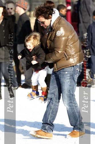Amsterdam 17 februari 2008
Leco v Zadelhoff met vriend Rob en  het dochtertje Robbie van zijn schoonzus en haar vriendin. Ze waren op de schaatsbaan op het museumplein . Ook het hondje was erbij.
Peter Smulders bv
