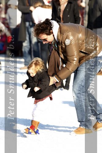 Amsterdam 17 februari 2008
Leco v Zadelhoff met vriend Rob en  het dochtertje Robbie van zijn schoonzus en haar vriendin. Ze waren op de schaatsbaan op het museumplein . Ook het hondje was erbij.
Peter Smulders bv