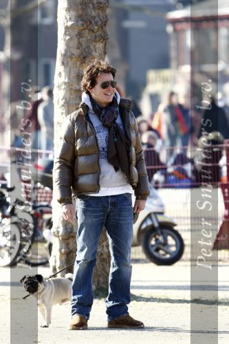 Amsterdam 17 februari 2008
Leco v Zadelhoff met vriend Rob en  het dochtertje Robbie van zijn schoonzus en haar vriendin. Ze waren op de schaatsbaan op het museumplein . Ook het hondje was erbij.
Peter Smulders bv