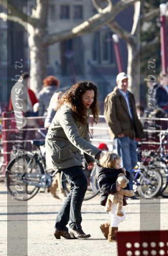 Amsterdam 17 februari 2008
Leco v Zadelhoff met vriend Rob en  het dochtertje Robbie van zijn schoonzus en haar vriendin. Ze waren op de schaatsbaan op het museumplein . Ook het hondje was erbij.
Peter Smulders bv