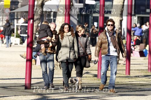 Amsterdam 17 februari 2008
Leco v Zadelhoff met vriend Rob en  het dochtertje Robbie van zijn schoonzus en haar vriendin. Ze waren op de schaatsbaan op het museumplein . Ook het hondje was erbij.
Peter Smulders bv